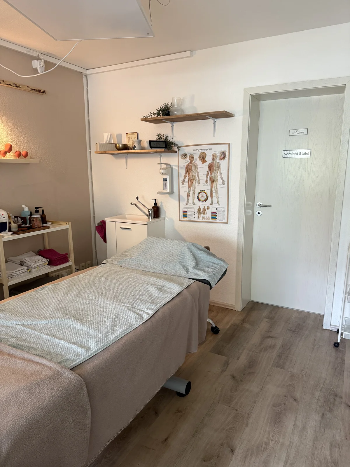 Behandlungsliege für die Craniosacrale Therapie im Behandlungsraum der Praxis Suriya in Ingelheim
